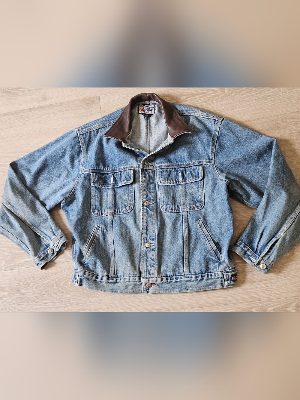 Men's Vintage Light Wash Denim Trucker Jacket with Brown Leather Collar